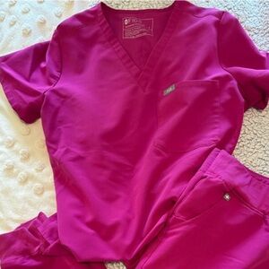 Figs caterina scrub top in raspberry sorbet